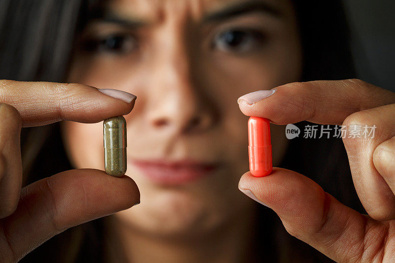 年轻的西班牙裔妇女在抗生素和替代药物之间抉择