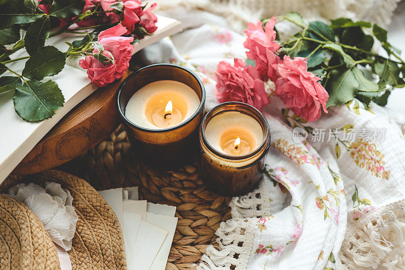 两支燃烧的蜡烛，玫瑰和一本书，美学