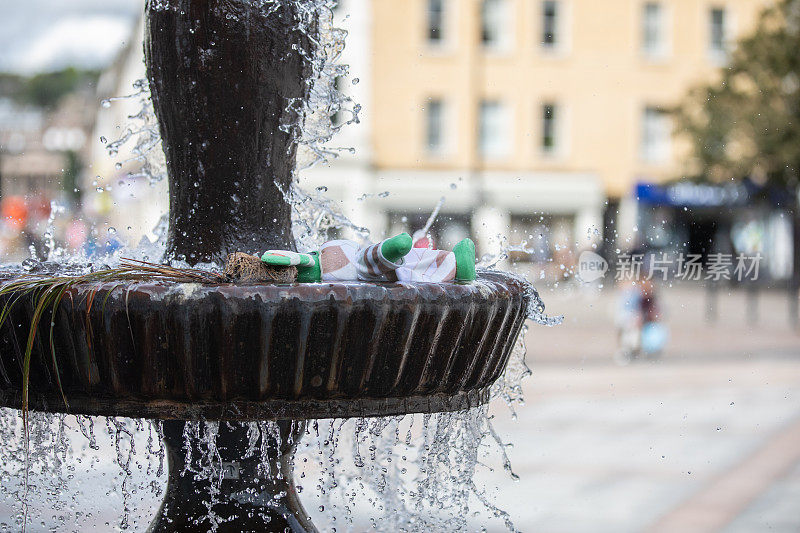小孩子的玩具留在喷泉里，似乎在享受水的清凉——保持凉爽!