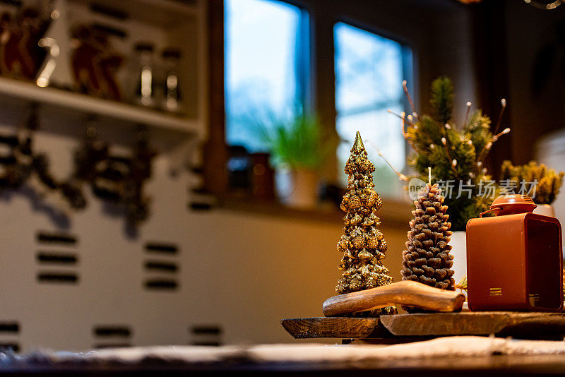 圣诞家庭装饰与蜡烛和灯笼在厨房桌子上