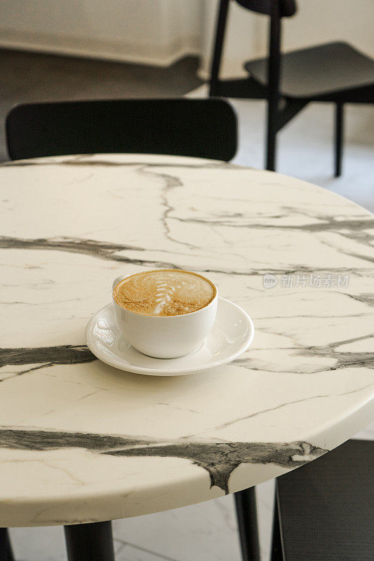 舒适的咖啡馆氛围:咖啡馆的大气镜头，美味的咖啡，和诱人的装饰，鼓励放松和享受