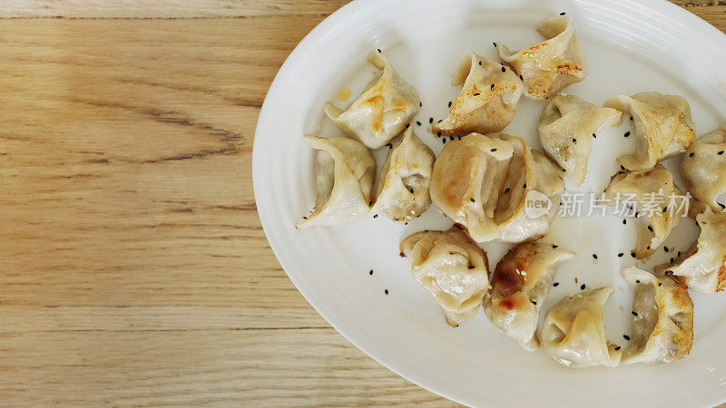 餐桌上美味的亚洲饺子盛在盘子里