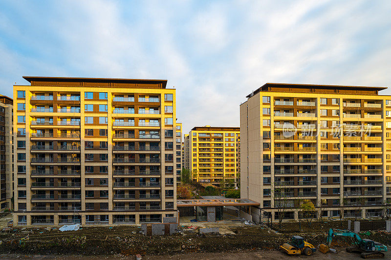 日出的阳光照在成都的住宅楼上