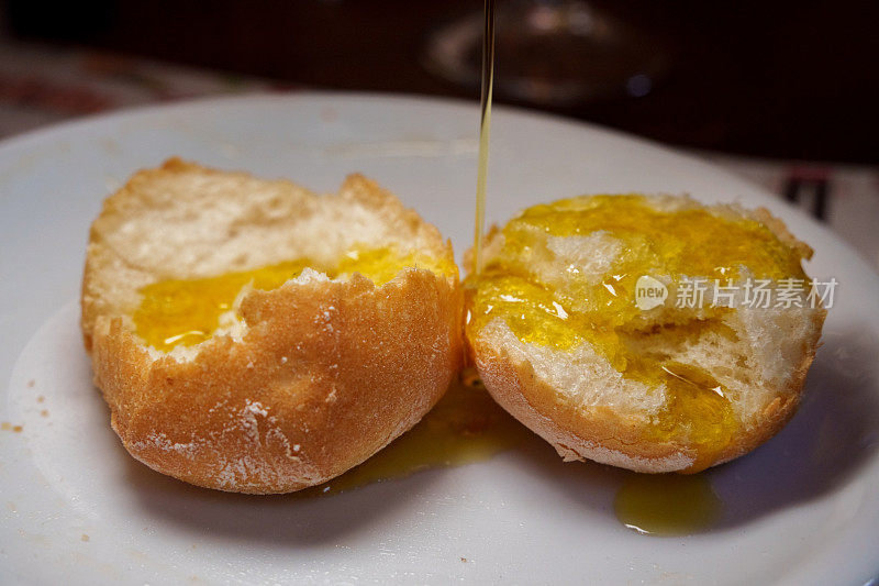 高档意大利餐厅的橄榄油面包开胃菜