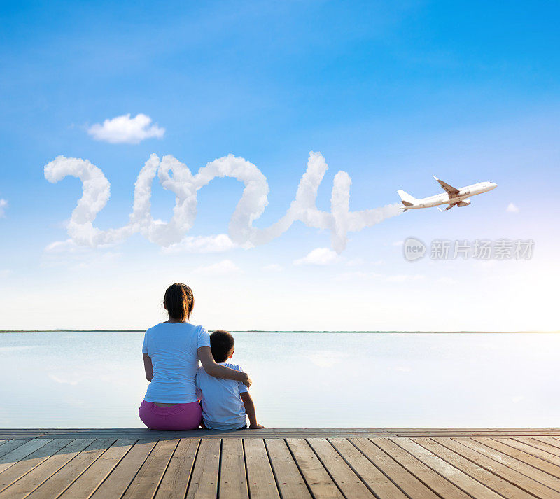 天空中写着新年数字2024的飞机