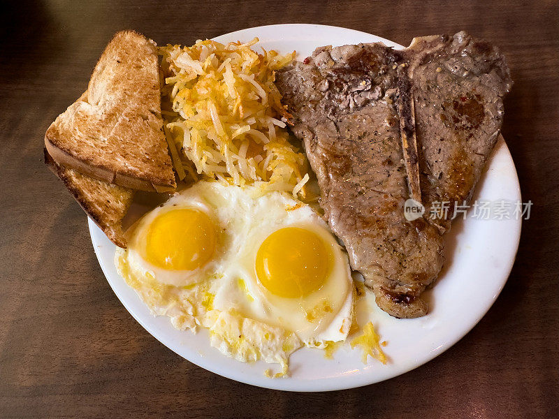 美式早餐:t骨牛排加鸡蛋