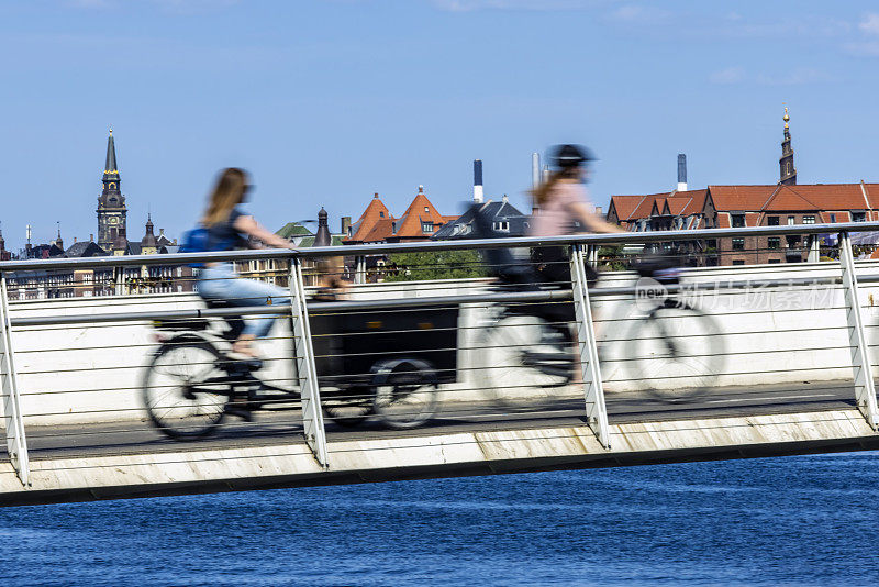 哥本哈根桥上的骑行者，长时间暴露在阳光下。