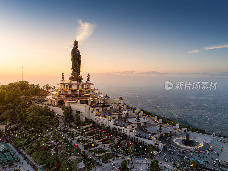 越南德宁省巴登山旅游区的景色。一个独特的佛教建筑，海拔最高，从下面看是非常美丽的。