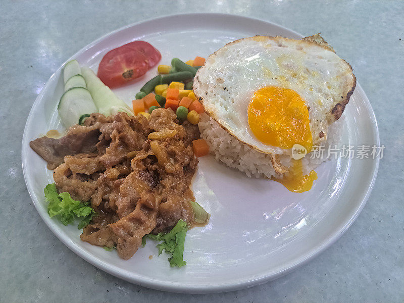 供应与米饭，煎蛋卷鸡蛋，牛肉烧烤，生菜，番茄，黄瓜和混合蔬菜的牛肉烧肉。食品菜单。