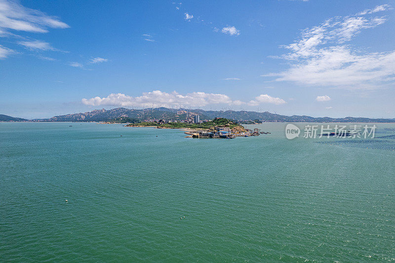 鸟瞰海中的小岛和海上漂浮的水产养殖场