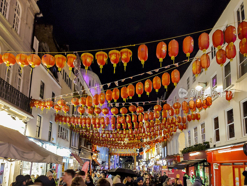 英国伦敦唐人街苏荷街的传统彩色圣诞装饰