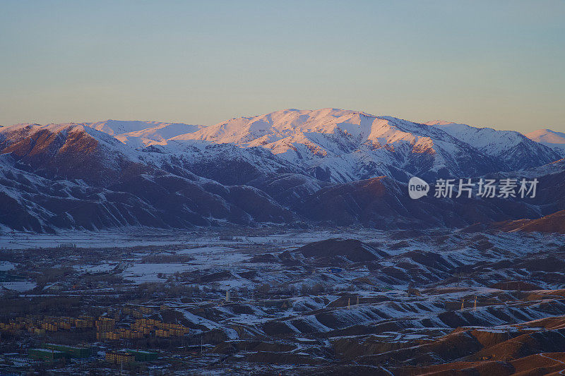 雪山脚下的城市新疆阿勒泰