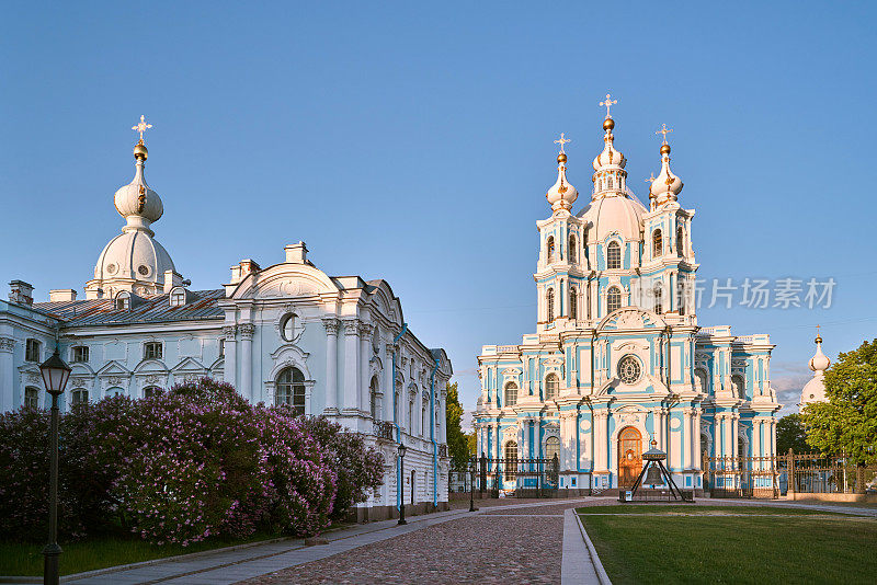 夏日黄昏阳光下的东正教老教堂。圣彼得堡