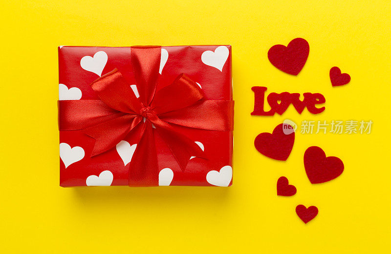 礼盒与心的颜色背景，顶视图。情人节概念