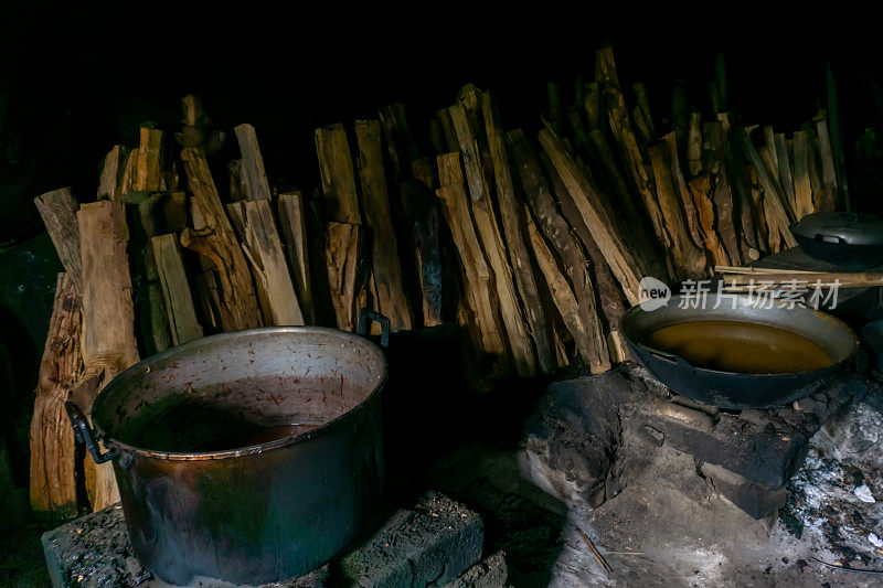 传统的印尼厨房氛围，用柴火做饭…