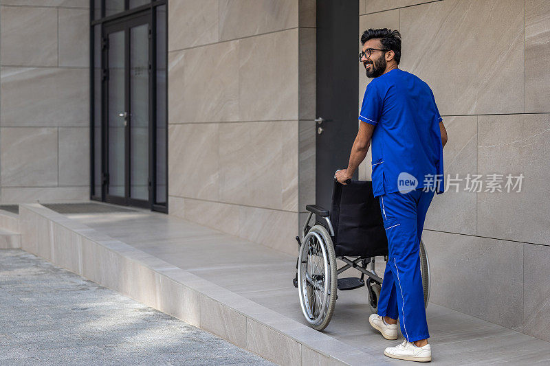 医院院子里一个高个子黑发男人推着轮椅