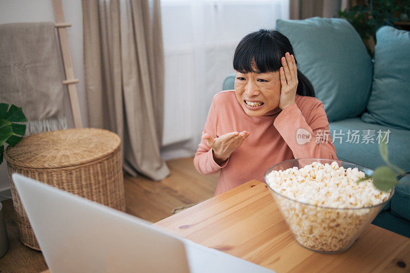 中年日本妇女在看电影