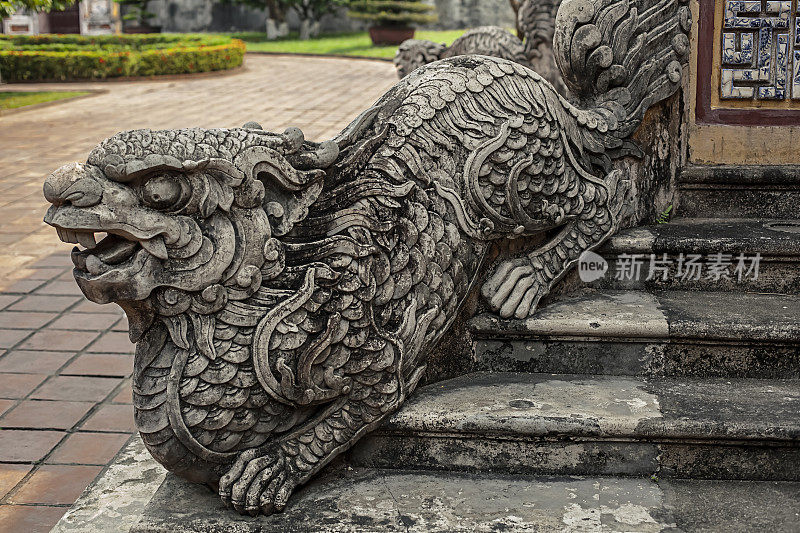 越南顺化皇城历史宫殿的楼梯上雕刻复杂的石龙雕塑