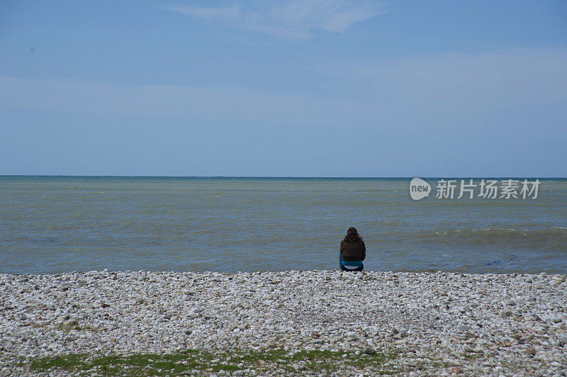 在海边享受片刻自由的成年女性