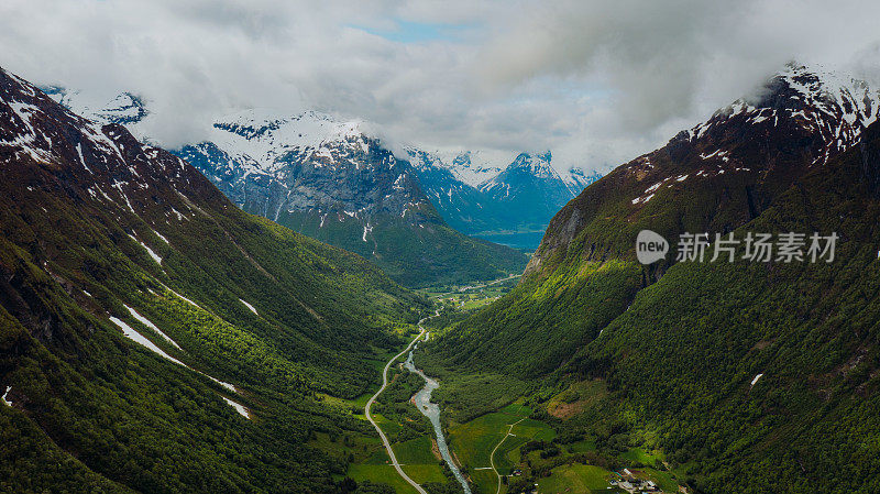 鸟瞰图发夹路在风景秀丽的绿山山谷在挪威