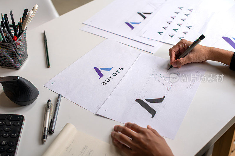 在办公室工作的亚洲平面设计师。设计标志艺术家创意设计师插画平面技能概念。