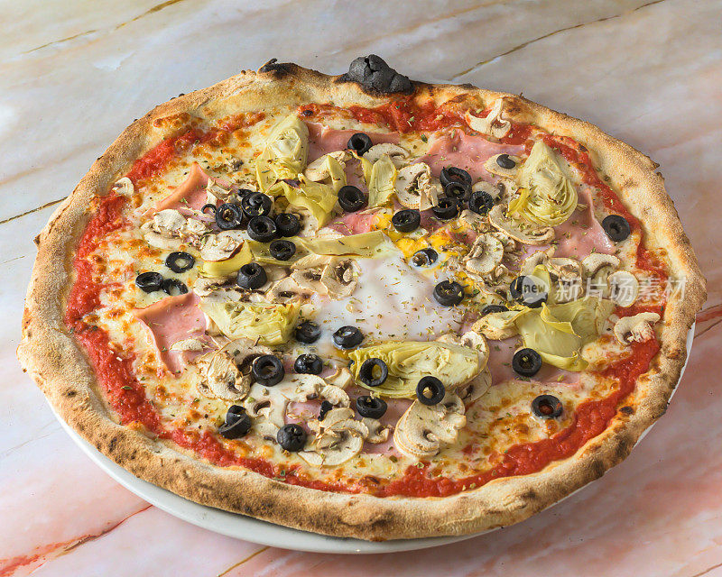 意式披萨，芝士，培根，番茄，蘑菇和罗勒。大理石板上的烤那不勒斯披萨配洋蓟。