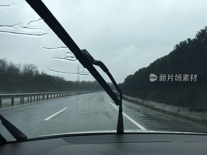 挡风玻璃雨刷。下雨天开车