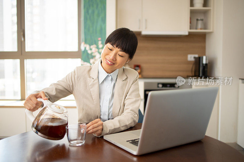 女商人正在公寓里用笔记本电脑工作