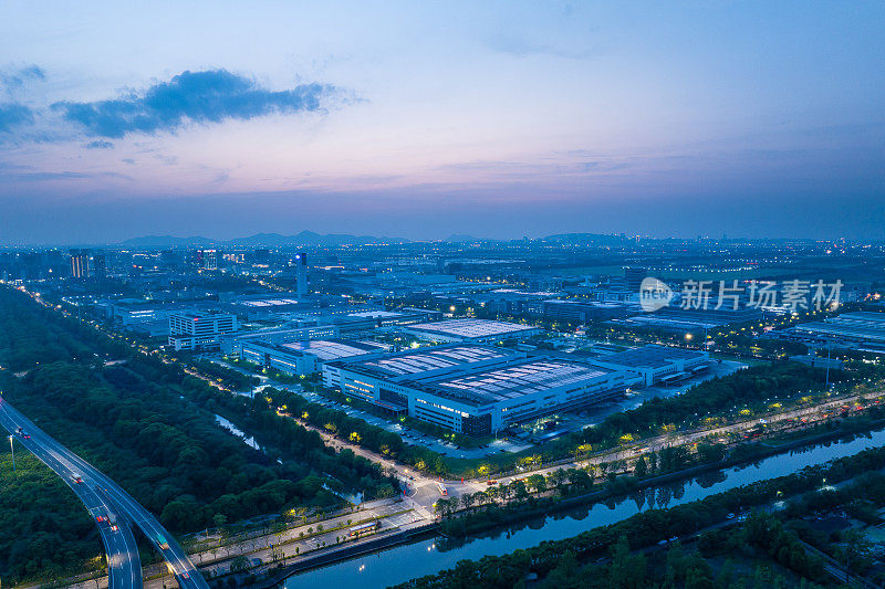 城市立交桥夜间交通流量鸟瞰图