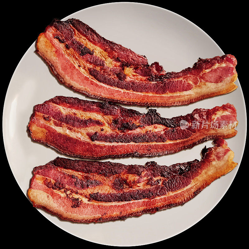 三个美味可口的炸脆猪肉肚子培根片提供在白色瓷盘孤立的黑背景高分辨率库存图像