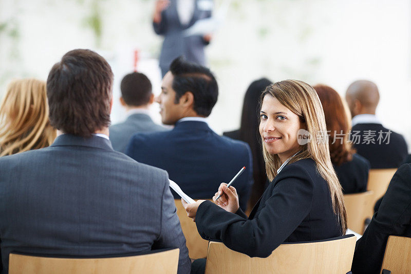 年轻可爱的女人参加商务会议