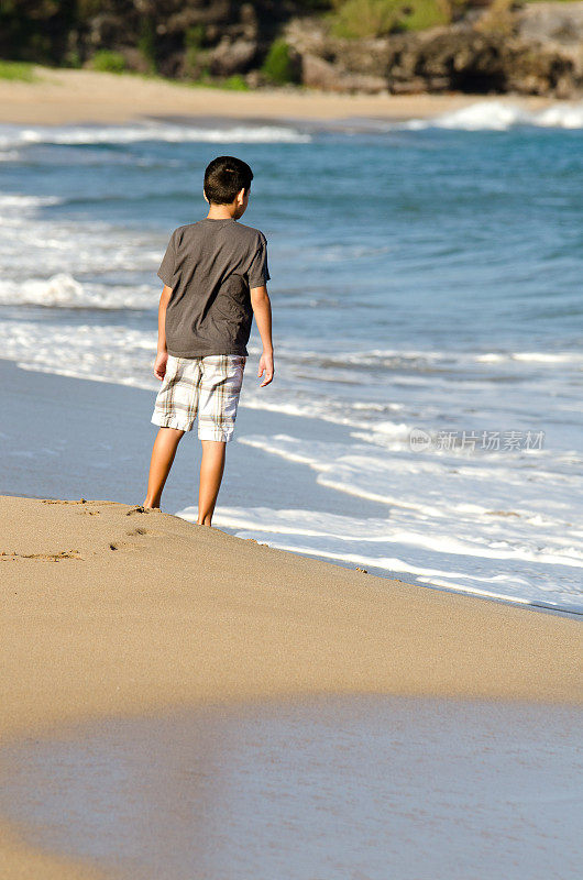 毛伊岛的海滩散步