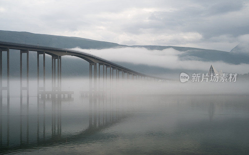 桥在晨雾中。
