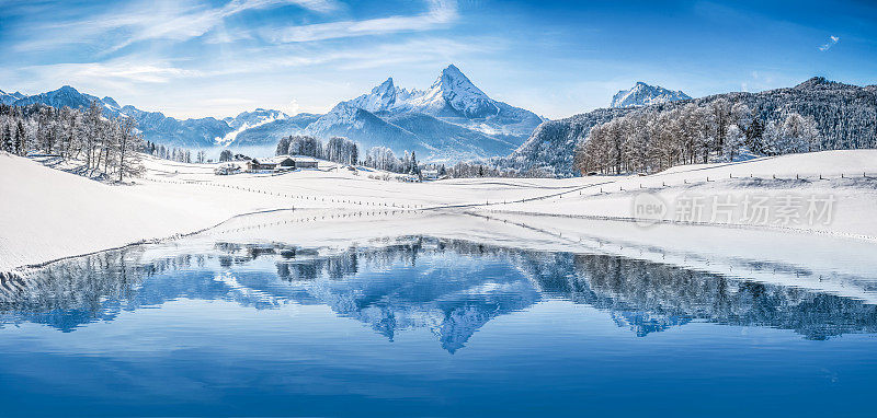 冬季的阿尔卑斯山仙境在水晶般清澈的山湖中反射
