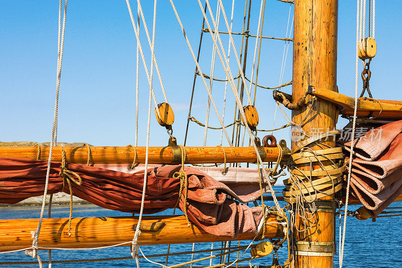 帆船上的旧的带帆的木制桅杆