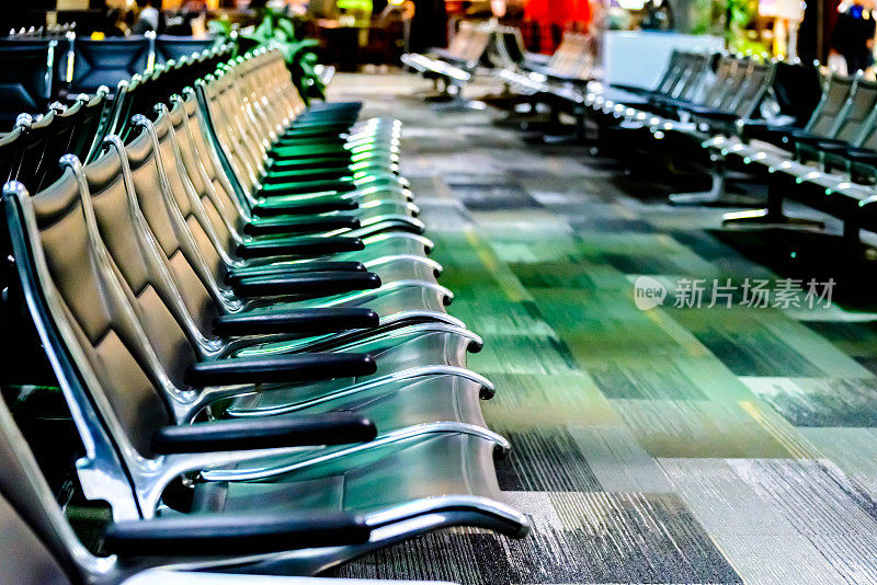 空空如也的机场座位——候机时典型的黑色座椅