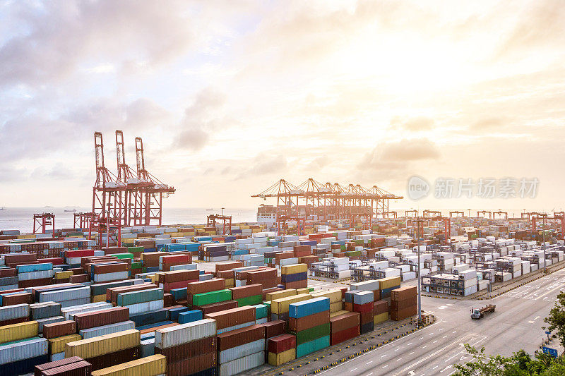 黎明时分的上海工业港