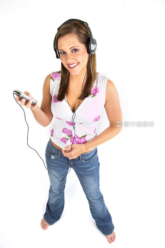 一个女人正在用MP3听音乐。
