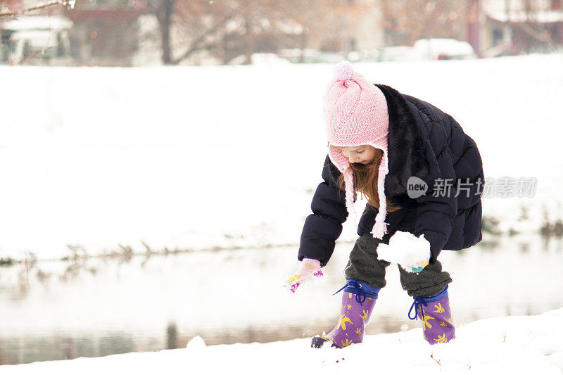 快乐的小女孩在堆雪球