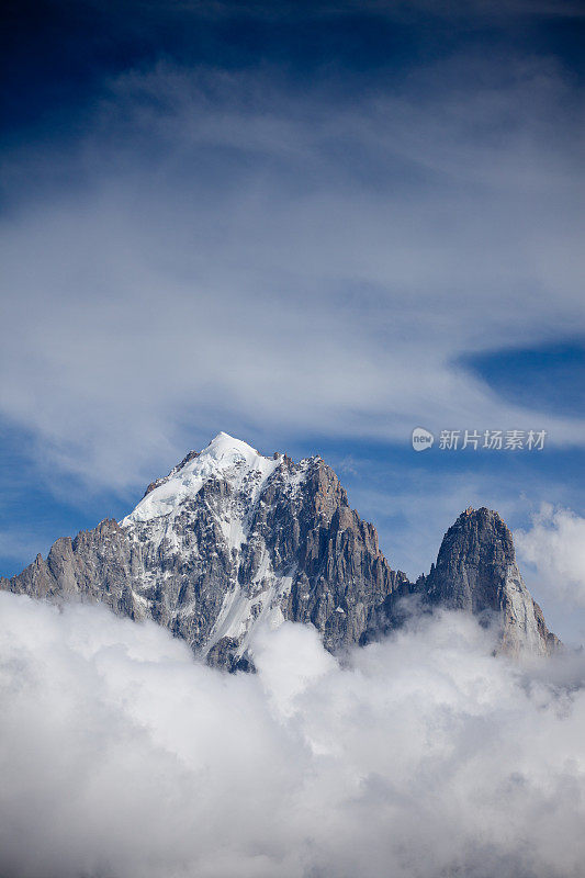 高山的山峰在云中