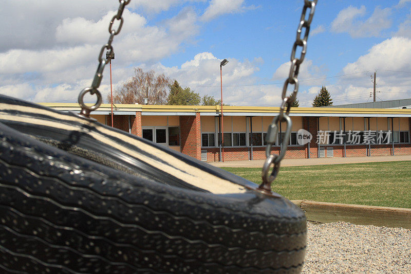 摇动轮胎在学校操场后面的建筑