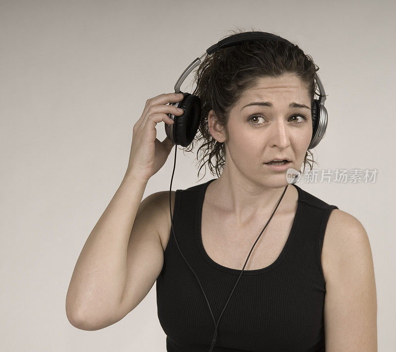 可爱的女孩不戴耳机听音乐