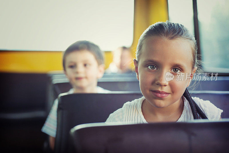 4-5岁的孩子坐在黄色巴士上