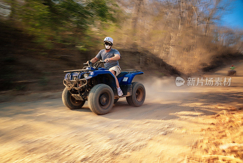 在哥斯达黎加驾驶4x4