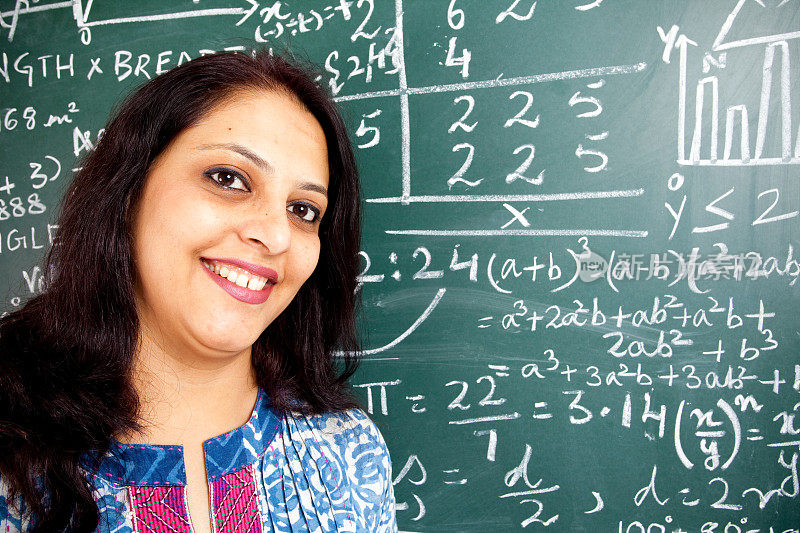 年轻开朗的印度数学老师在教室里