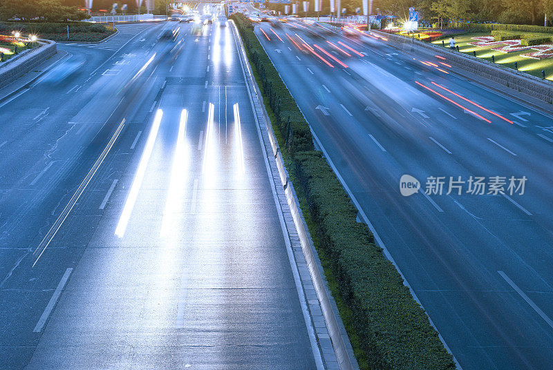 多车道高速公路夜间高峰时段的交通状况