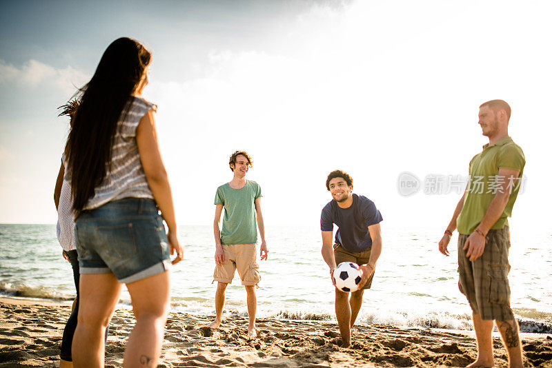 朋友们在沙滩上踢足球