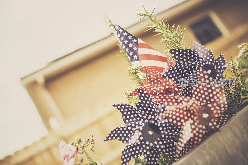 7月4日的装饰。带有美国国旗的爱国风车。独立日。