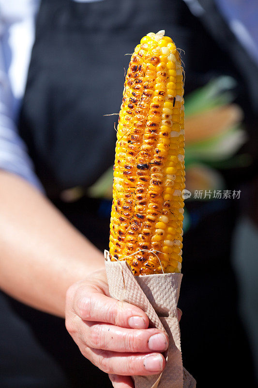 农贸市场的热黄油烤玉米棒