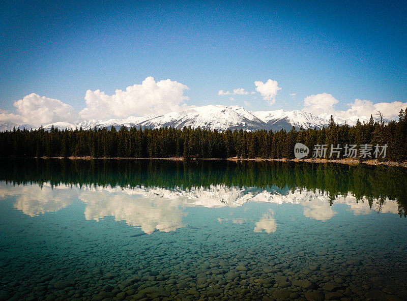 冬季雪山湖反射景观-加拿大落基山脉